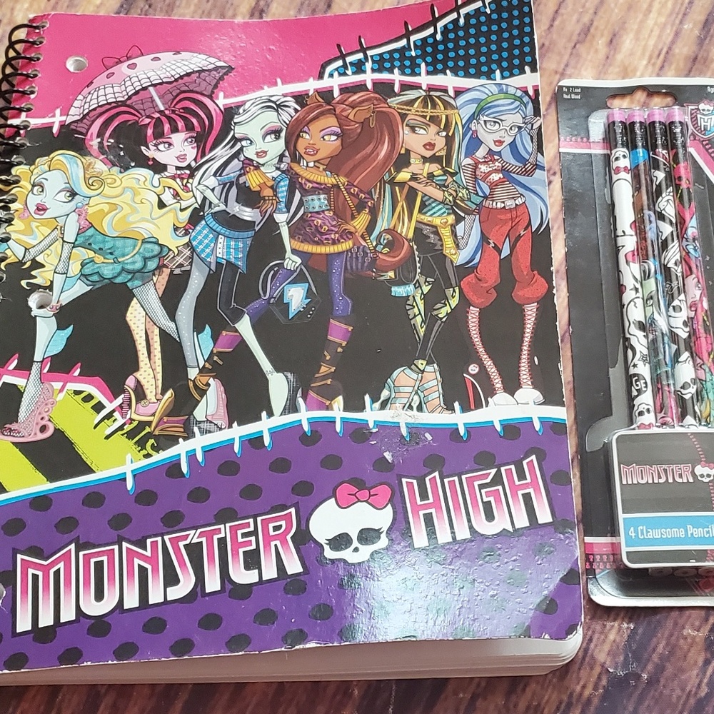 Monster High notebook with bonus !!!!! Monster High 4 Clawsome Pencils